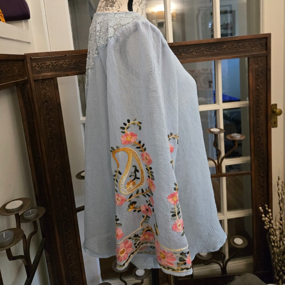 3 for $20: fig and flower Embroidered Bell Sleeve Blouse, Sz XL